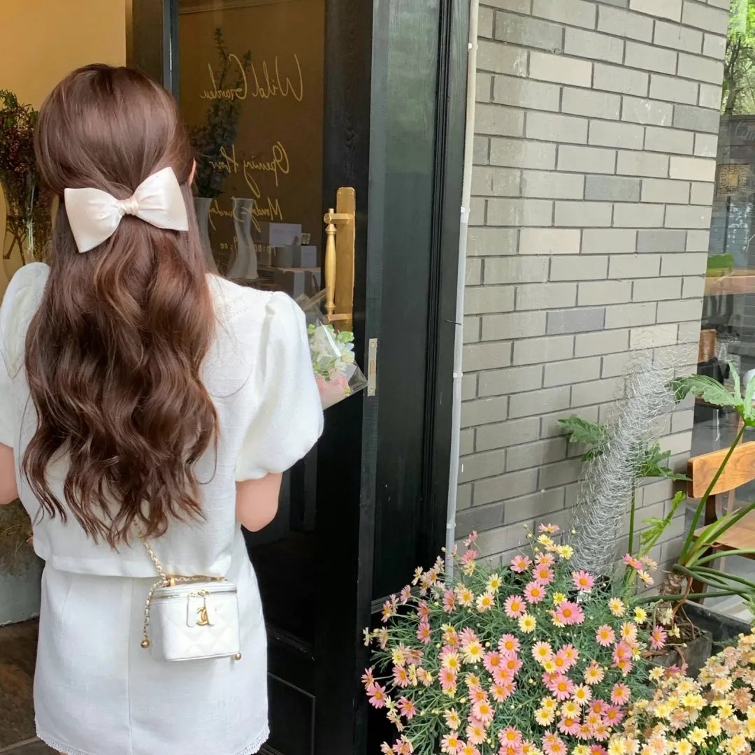 红鞋男子
